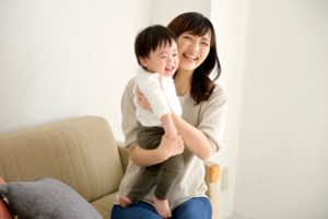 子どもを抱き上げる場面でぎっくり腰になりやすい姿勢